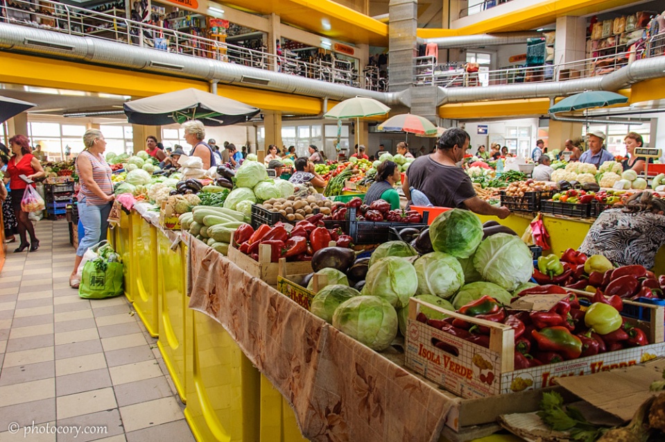 An everyday market in Targoviste, where you can find fresh fruits and vegetables
