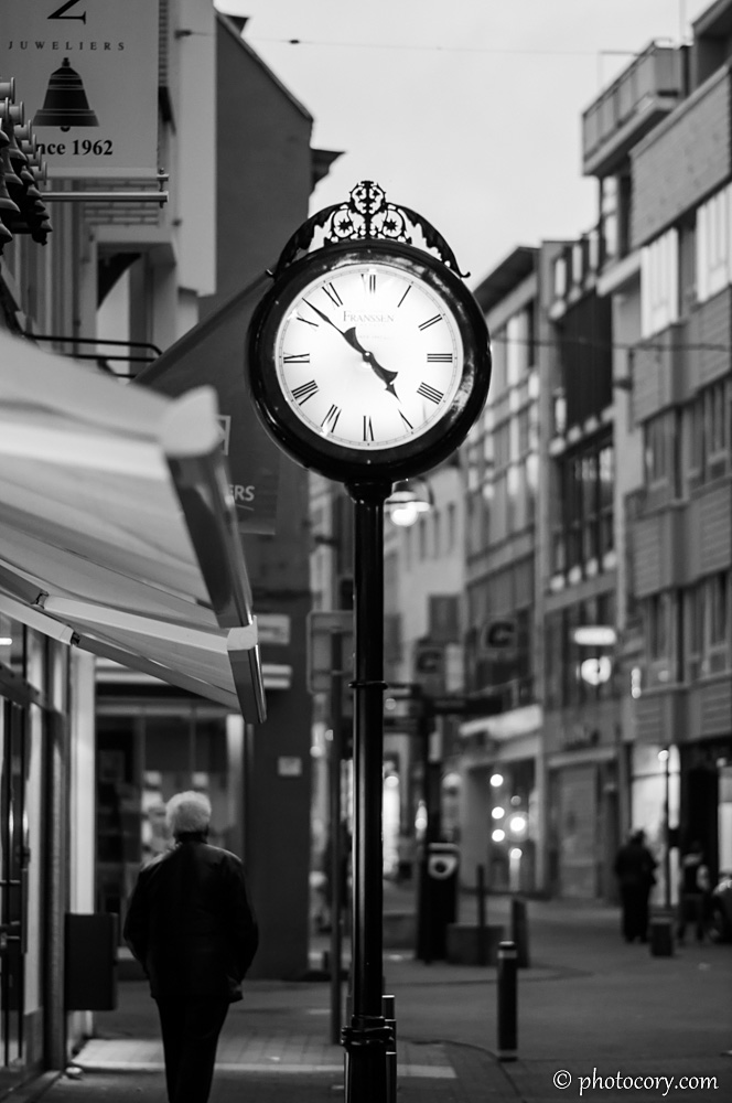A shopping street in Hasselt. The clock shows the correct time: almost 5 in the evening 