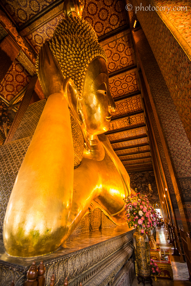 The reclining Buddha in Wat Pho, Bangkok./ Buddha culcat in templul Pho din Bangkok