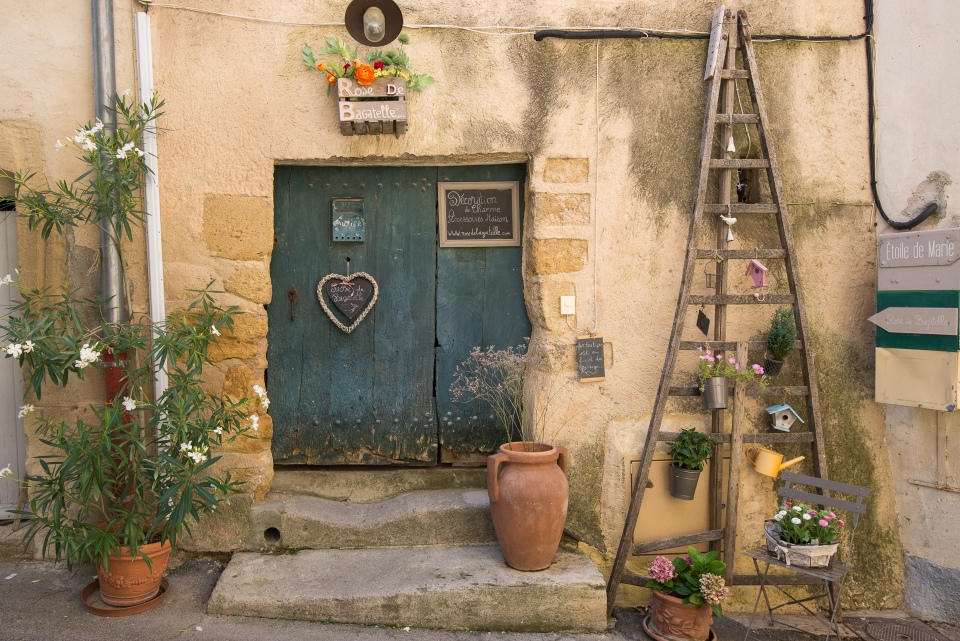 lourmarin decorations in provence